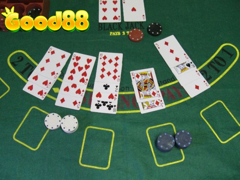 Bàn Blackjack với nhiều tay bài và chip trong bài hướng dẫn GOOD88